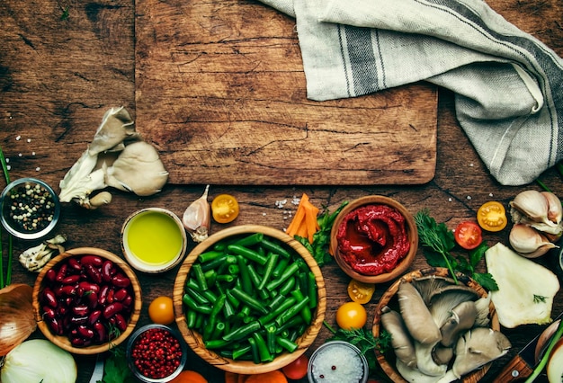 Stół z misami składników i przypraw